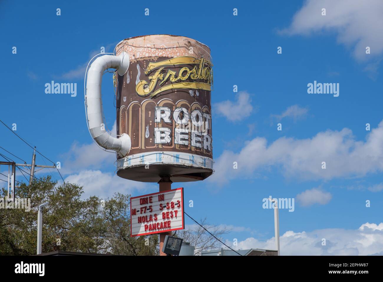 NEW ORLEANS, LA, USA - 26 FEBBRAIO 2021: Insegna Ted's Froststop Root Beer presso il caratteristico ristorante drive-in di New Orleans Foto Stock