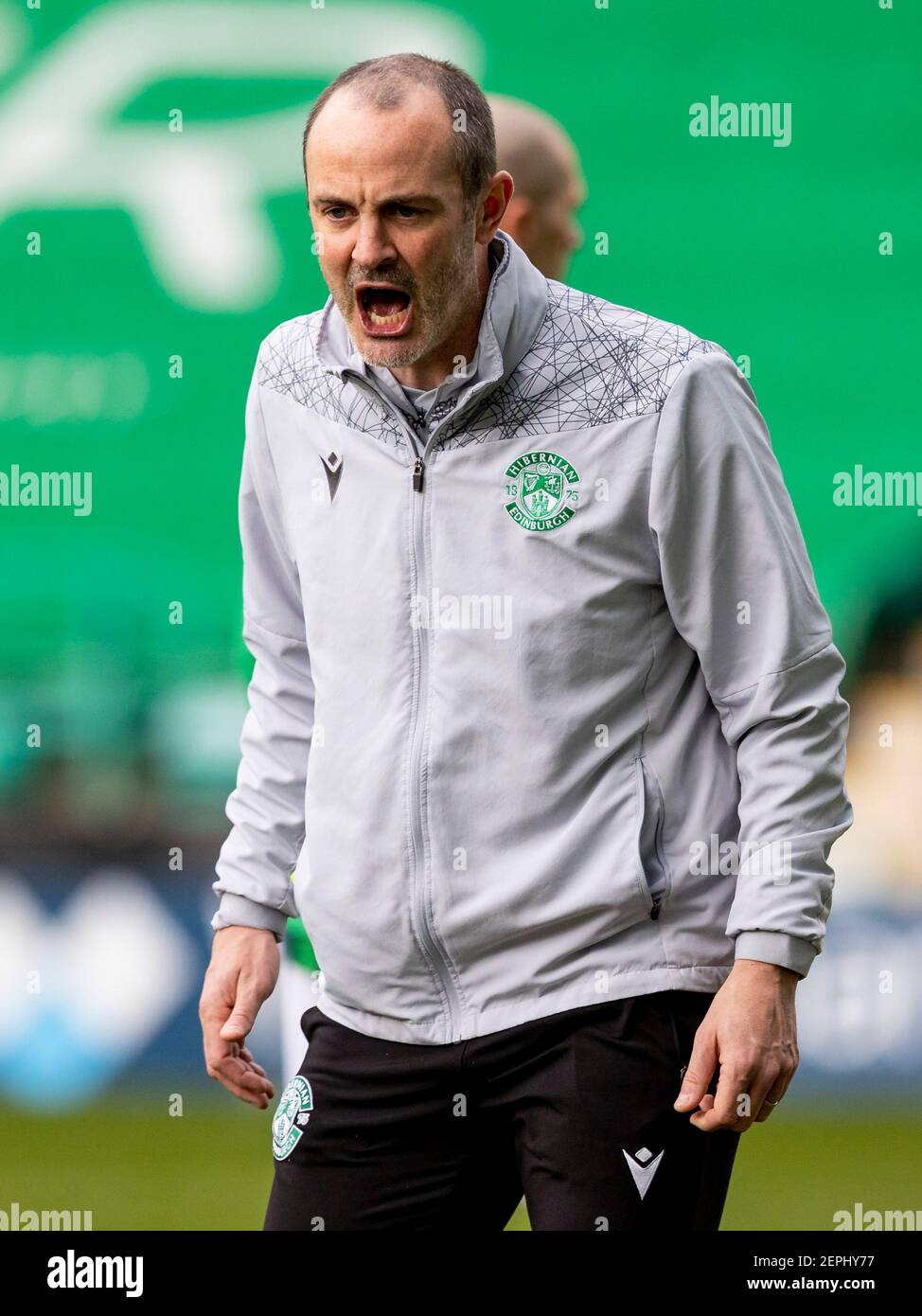 Easter Road, Edimburgo, Regno Unito. 27 Feb 2021. Scottish Premiership Football, Hibernian vs Motherwell; John Potter assistente testa Hibernian allenatore grida ordini durante il warm up credito: Action Plus Sport / Alamy Live News Foto Stock