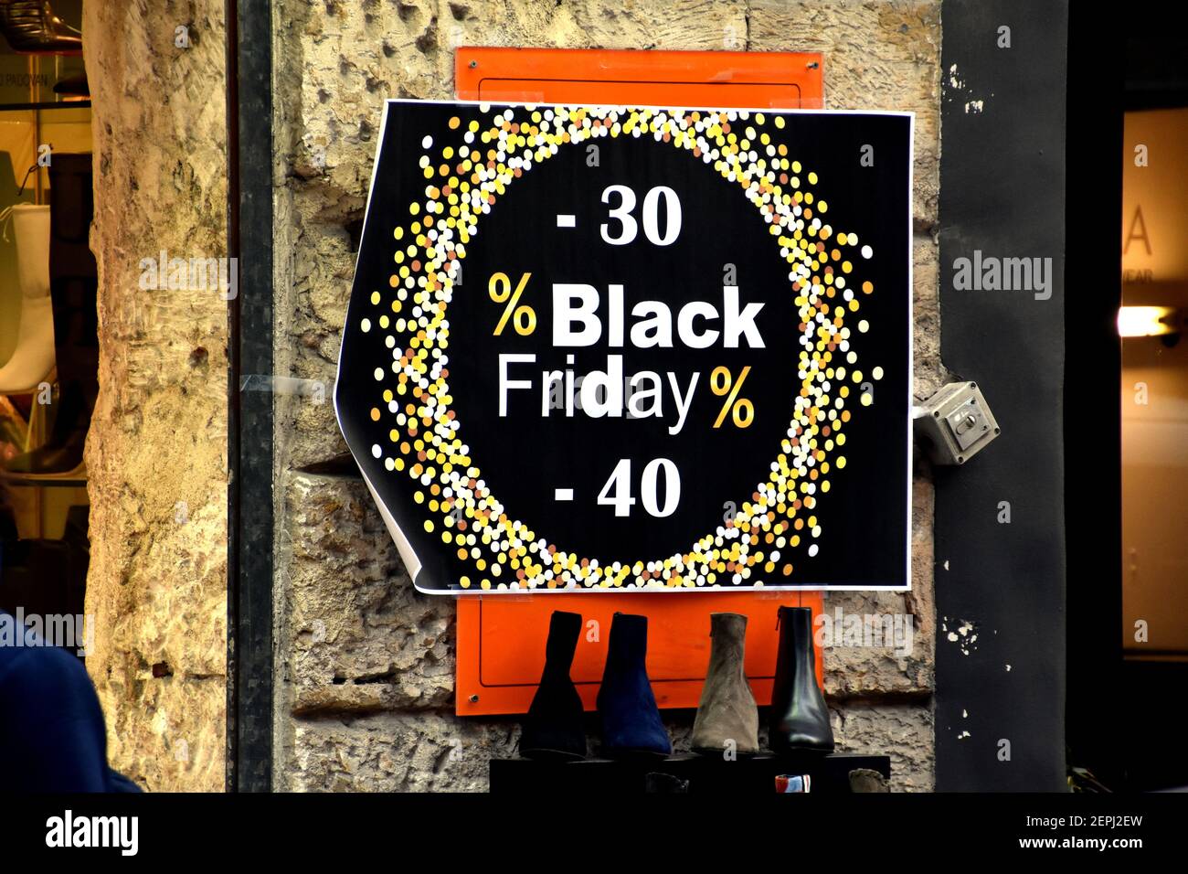 Un cartello del Black Friday su una vetrina di Rue Francis Davso a  Marsiglia. A causa del periodo di confinamento attualmente in corso in  Francia, Amazon ha annunciato la sua intenzione di