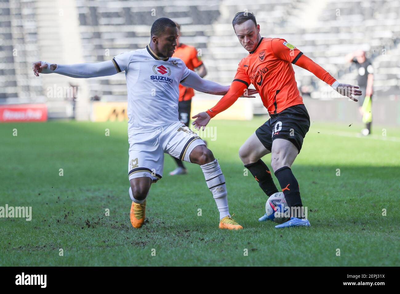 MILTON KEYNES, INGHILTERRA. IL 27 FEBBRAIO Mark Sykes di Oxford United viene sfidato da Milton Keynes Dons Ethan Laird durante la prima metà della partita Sky Bet League 1 tra MK Dons e Oxford United allo Stadium MK di Milton Keynes sabato 27 febbraio 2021. (Credit: John Cripps | MI News) Credit: MI News & Sport /Alamy Live News Foto Stock