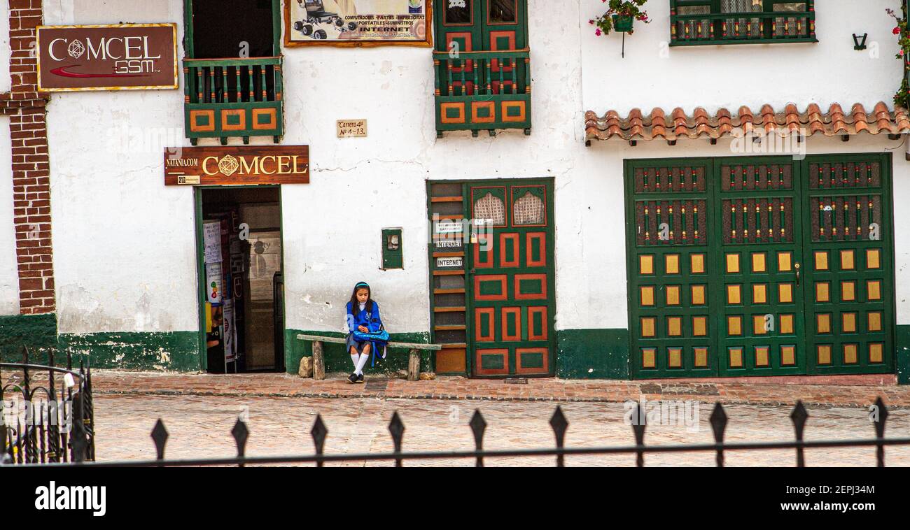 500 anni Town.School ragazza sitting.internet caffè, vecchio verde e oro building.Plaza de Bolívar, Tunja, Boyaca, Colombia, ande colombiane, Sud America Foto Stock