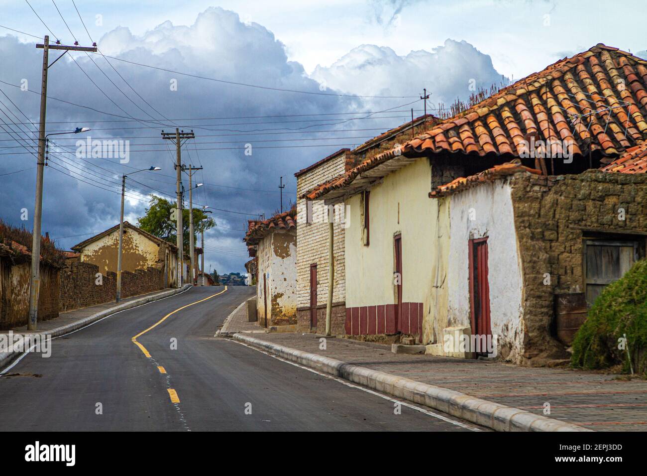 Old Village strada in salita, Iza, Boyaca, Ande colombiane, Sud America Foto Stock