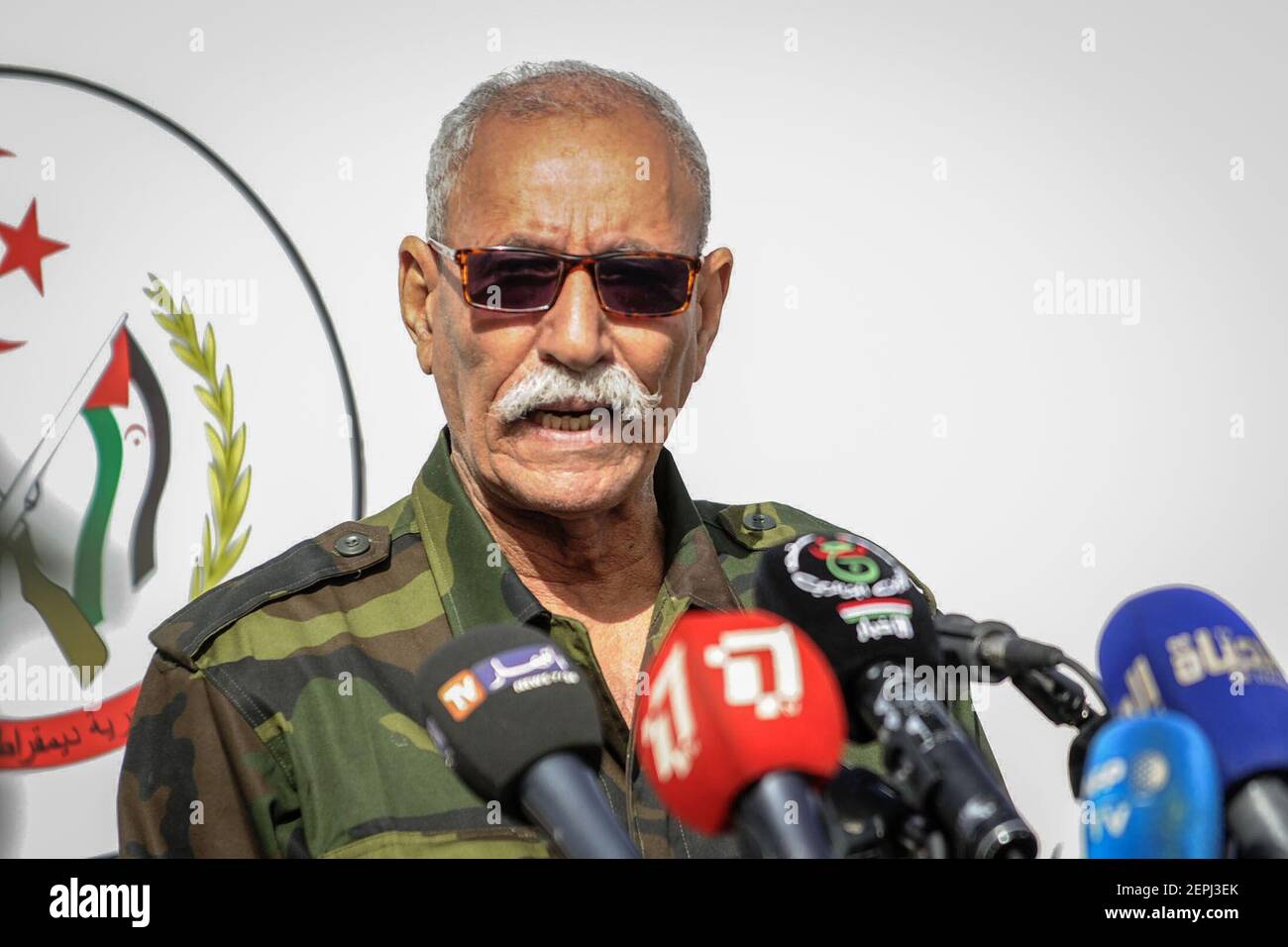 27 febbraio 2021, Algeria, Tindouf: Il presidente del Sahrawi Brahim Ghali parla durante una parata militare che celebra il 45° anniversario della dichiarazione della Repubblica democratica araba saharawi (SADR), vicino alla città algerina sudoccidentale di Tindouf, considerata capitale saharawi in esilio. Il SADR fu proclamato dal fronte di liberazione del Polisario il 27 febbraio 1976 nella regione del Sahara occidentale dopo l'evacuazione delle forze colonizzanti spagnole. Il governo SADR controlla quasi il 20·25% del territorio che rivendica, mentre il Marocco controlla e amministra il resto del territorio contestato, e c Foto Stock