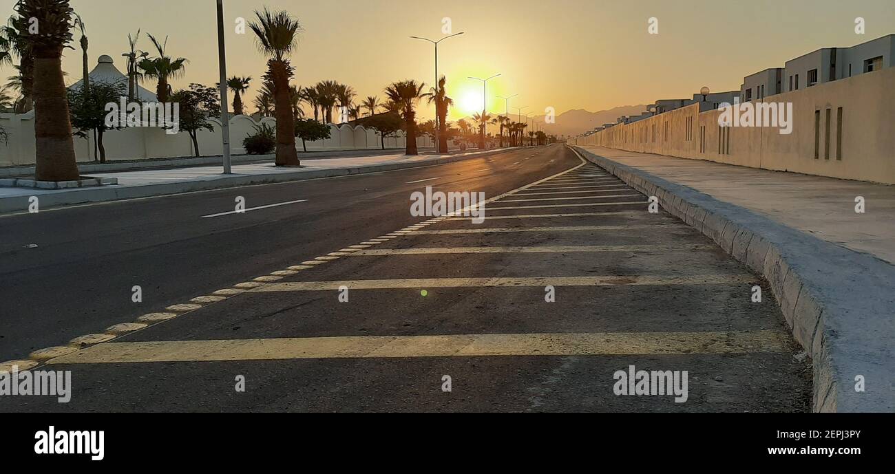 Strada rinnovata con nuove e luminose indicazioni stradali. Foto Stock