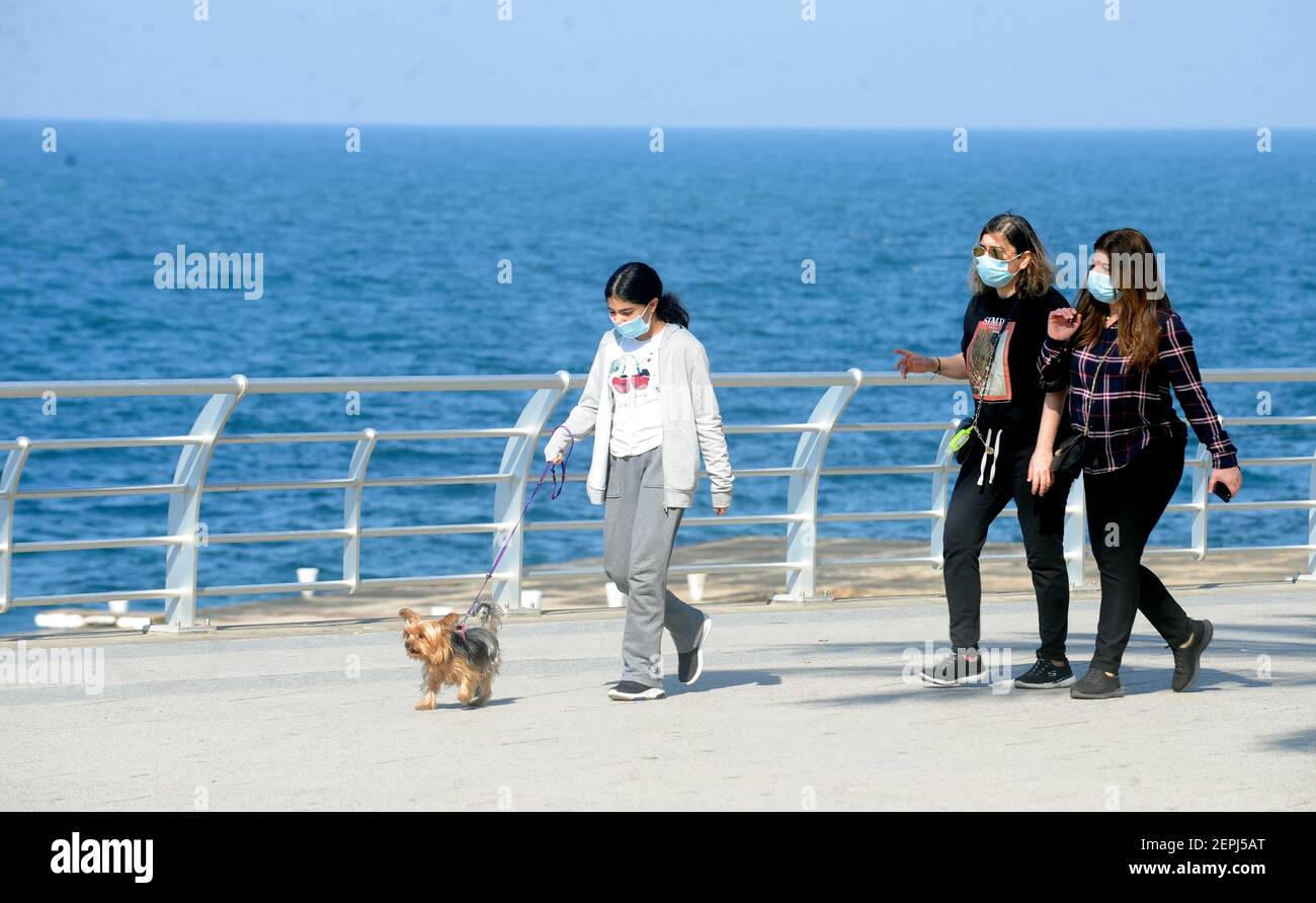 (210227) -- BEIRUT, 27 febbraio 2021 (Xinhua) -- i pedoni con maschere facciali sono visti in mezzo alla pandemia COVID-19 a Beirut, Libano, 27 febbraio 2021. (Xinhua/Bilal Jawich) Foto Stock