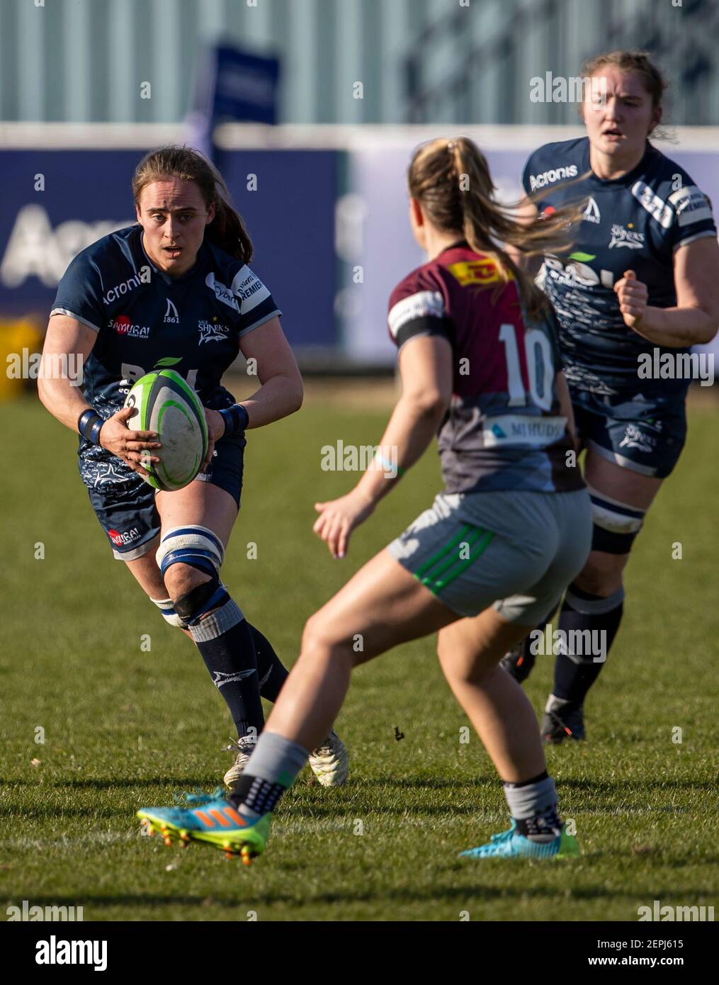 Heywood Road, sale, Lancashire, Regno Unito. 26 Feb 2021. Allianz Premiership 15s donne rugby, vendita squali donne contro Harlequins donne; Vicky Irwin of sale squali poteri verso Ellie Green of Harlequins Credit: Action Plus Sport/Alamy Live News Foto Stock