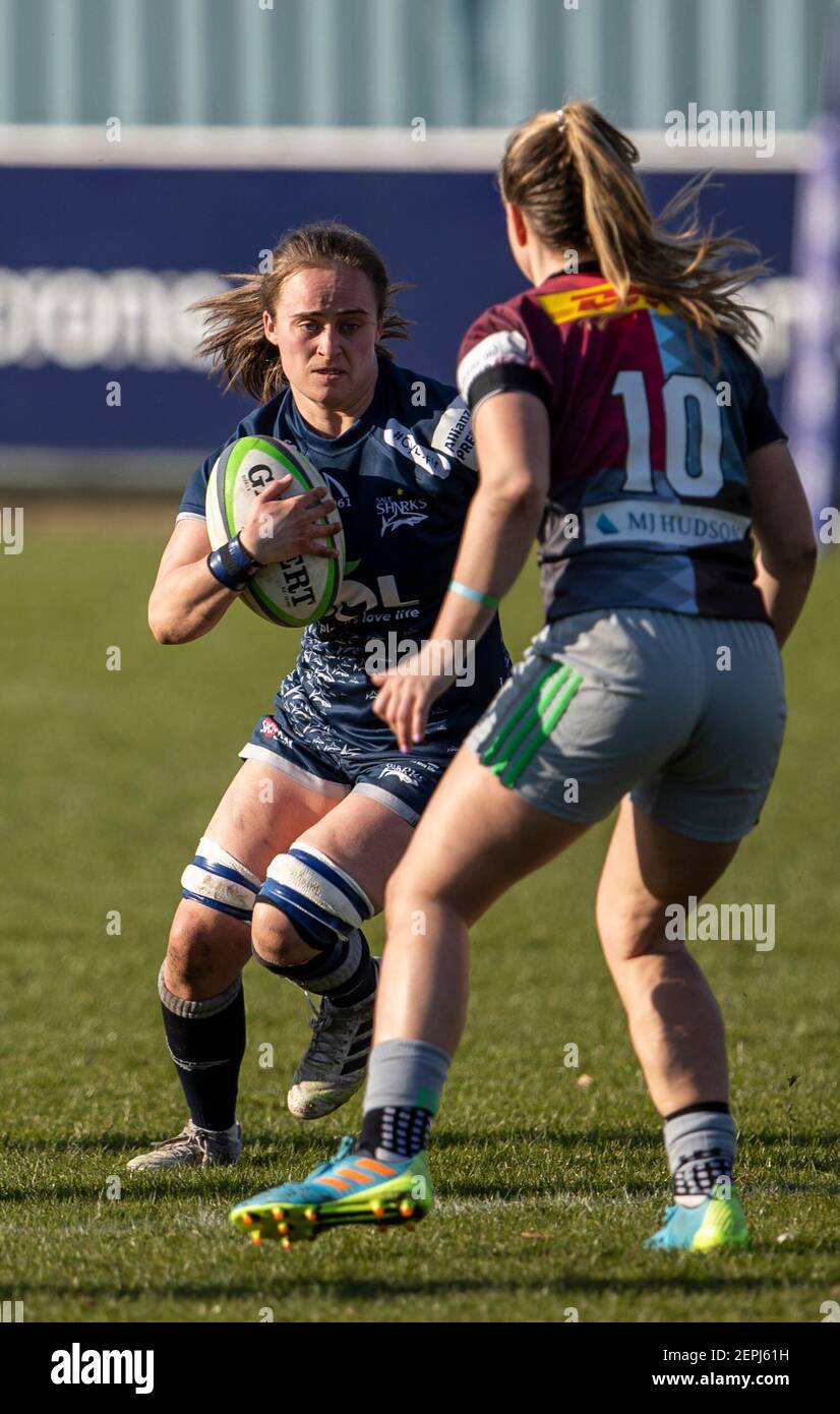 Heywood Road, sale, Lancashire, Regno Unito. 26 Feb 2021. Allianz Premiership 15 donne rugby, vendita squali donne contro Harlequins donne; Ellie Green di Harlequins circa per fare un Tackle Credit: Action Plus Sport/Alamy Live News Foto Stock