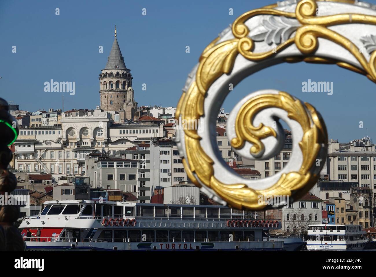 Motivo decorativo della barca e Torre Galata, Istanbul Foto Stock