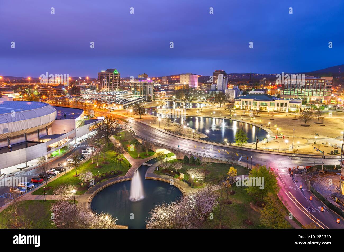 Huntsville, Alabama, Stati Uniti d'America park e il centro cittadino di paesaggio al crepuscolo. Foto Stock