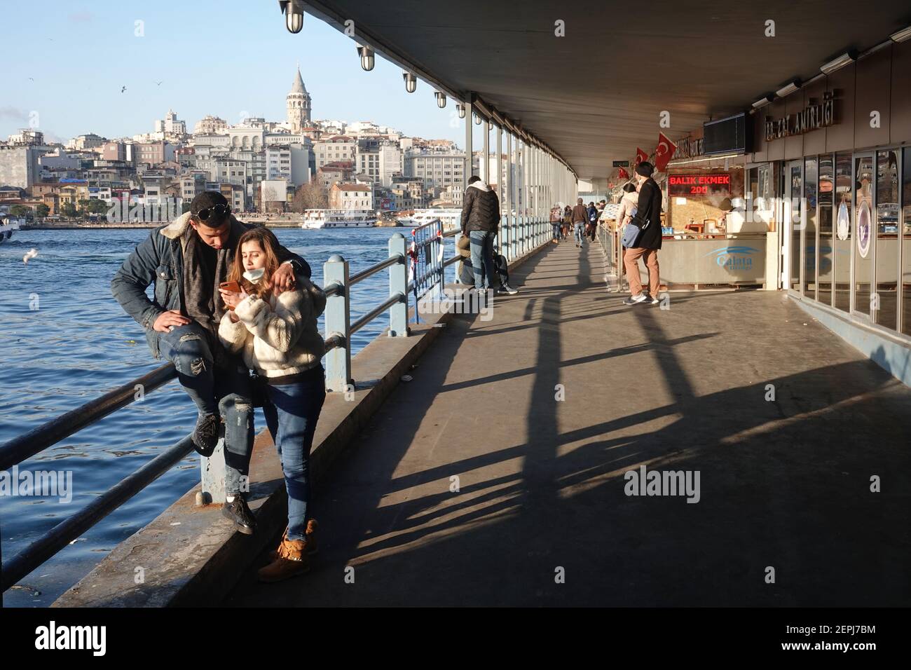 Coppia sul Ponte Galata, Istanbul, Turchia Foto Stock