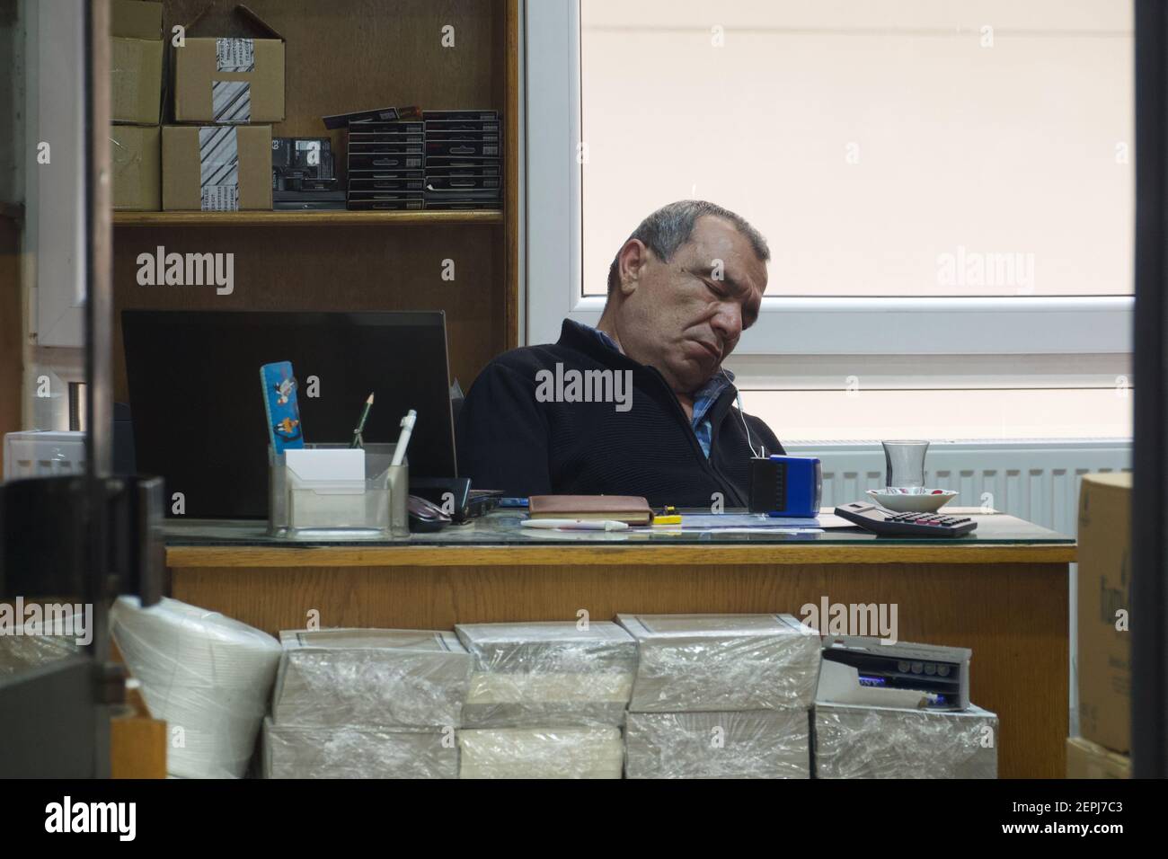 Uomo addormentato alla sua scrivania, Istanbul Foto Stock