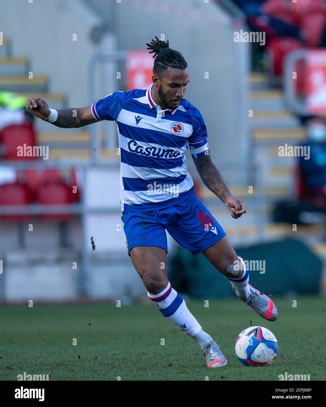 Rotherham, Yorkshire, Regno Unito. 27 febbraio 2021; AESSEAL New York Stadium, Rotherham, Yorkshire, Inghilterra; Campionato inglese di calcio della Lega Calcio, Rotherham United contro Reading; Liam Moore di lettura sulla palla Credit: Action Plus Sports Images/Alamy Live News Foto Stock