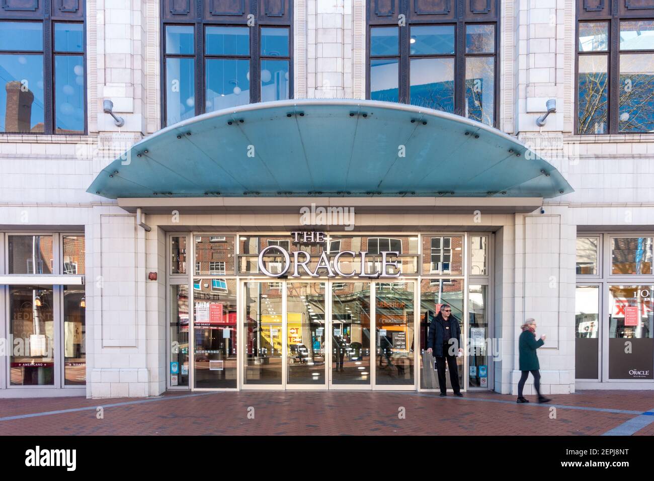 Un ingresso all'Oracle Shopping Centre su Broad Street a Reading, Regno Unito, è chiuso a causa di un blocco nazionale a causa del coronavirus. Foto Stock