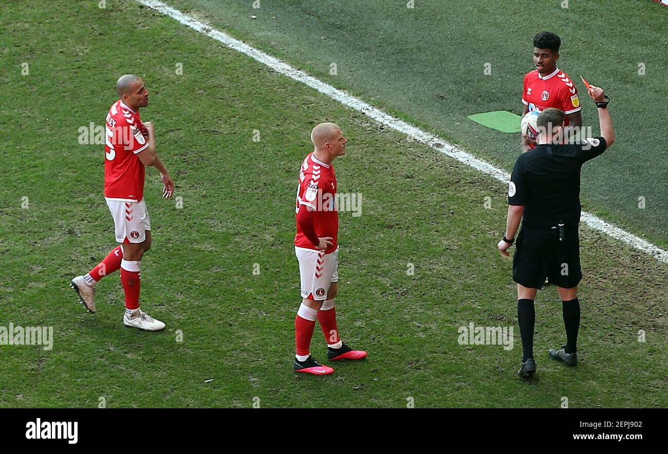 Darren Pratley di Charlton Athletic viene mostrato un cartellino rosso durante la partita della Sky Bet League One alla Valley, Londra. Data immagine: Sabato 27 febbraio 2021. Foto Stock