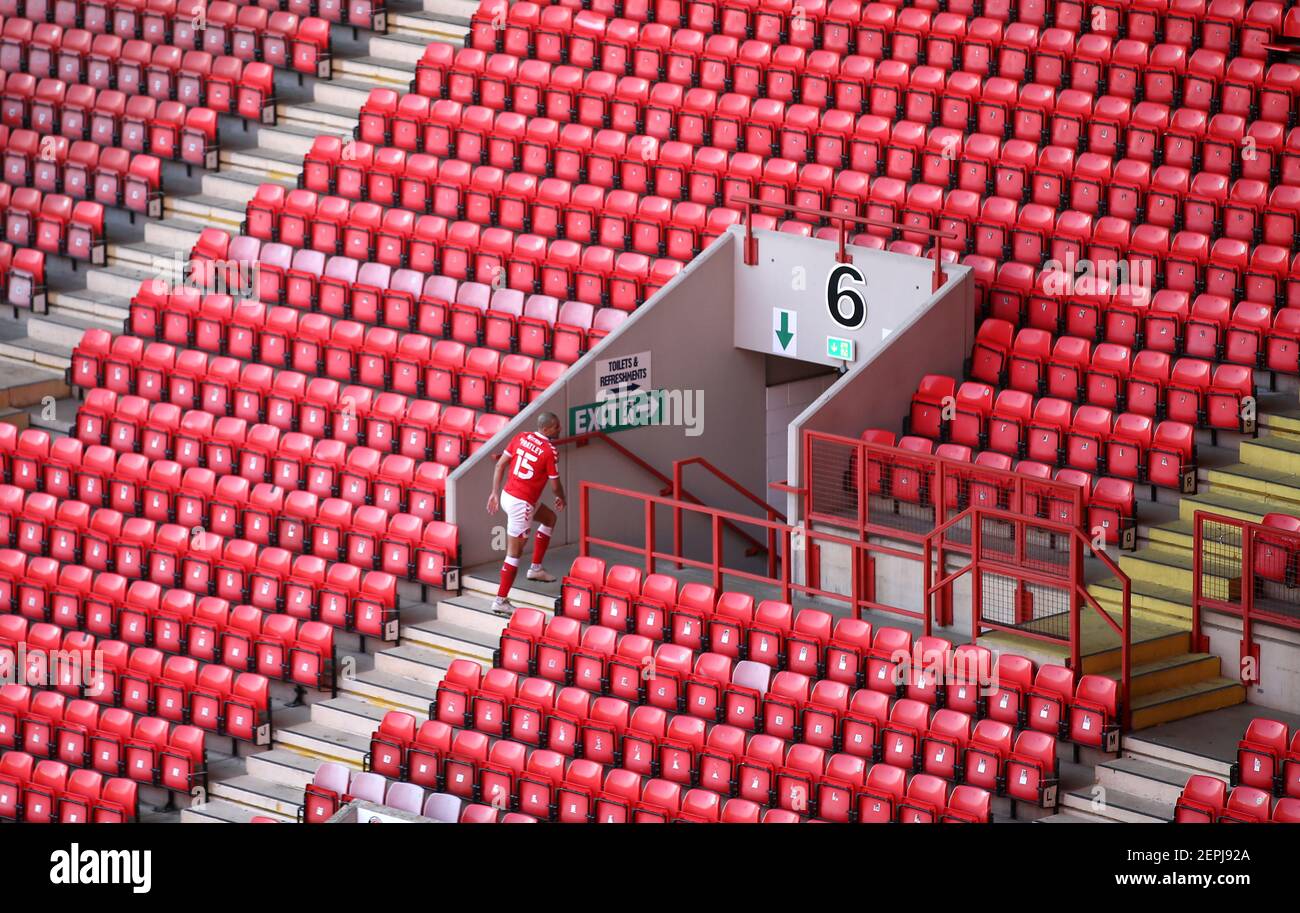 Darren Pratley di Charlton Athletic si fa strada attraverso le bancarelle dopo essere stato mostrato un cartellino rosso e inviato durante la partita Sky Bet League One alla Valley, Londra. Data immagine: Sabato 27 febbraio 2021. Foto Stock