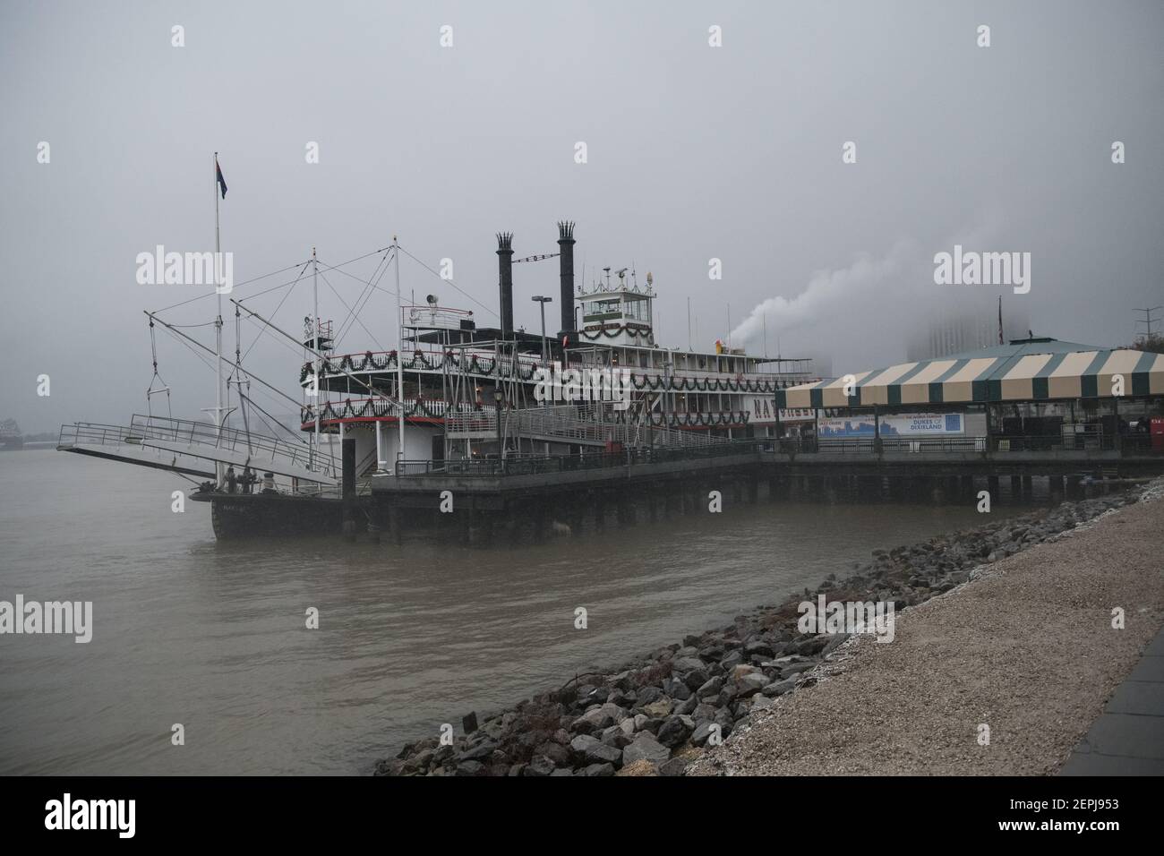 Lo storico battello a vapore Natchez nella nebbia sul fiume Mississippi a New Orleans, Louisiana, una popolare attrazione turistica. Foto Stock