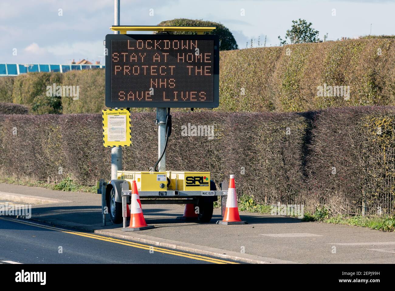 SOUTHEND-ON-SEA, ESSEX, UK - 05 FEBBRAIO 2021: Segnale stradale mobile a matrice di punti che mostra un messaggio di blocco di Coronavirus per proteggere il messaggio NHS Foto Stock