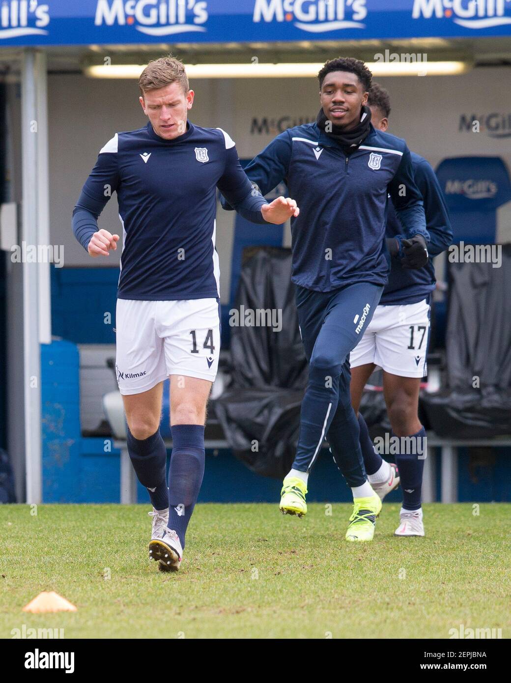 Cappielow Park, Greenock, Inverclyde, Regno Unito. 27 Feb 2021. Scottish Championship Football, Greenock Morton vs Dundee FC; Lee Ashcroft di Dundee guida la strada come Malachi Fagan-Walcott segue durante il riscaldamento prima della partita Credit: Action Plus Sports/Alamy Live News Foto Stock