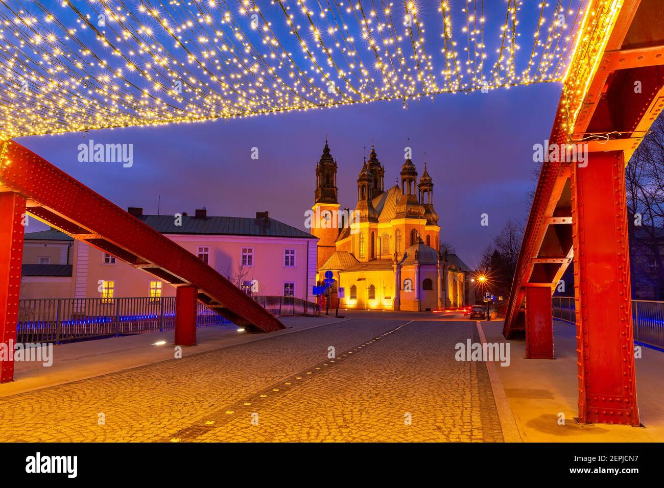 Il ponte del vescovo Jordan sul fiume Cibina e la cattedrale di Poznan al tramonto, Poznan, Polonia. Foto Stock