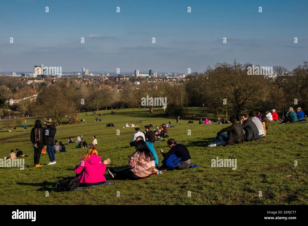 Londra, Regno Unito. 27 Feb 2021. Il bel tempo a Hampstead incoraggia le persone a incontrarsi all'aperto. E 'abbastanza occupato, nonostante Lockdown 3, come la gente cerca aria fresca e l'esercizio. Credit: Guy Bell/Alamy Live News Foto Stock