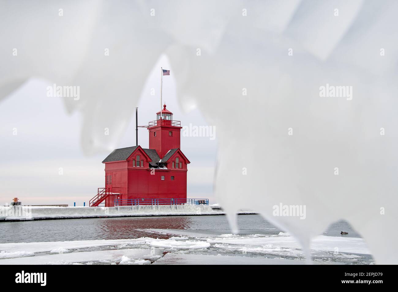 Big Red Michigan faro in inverno ghiaccio formazione cornice Foto Stock
