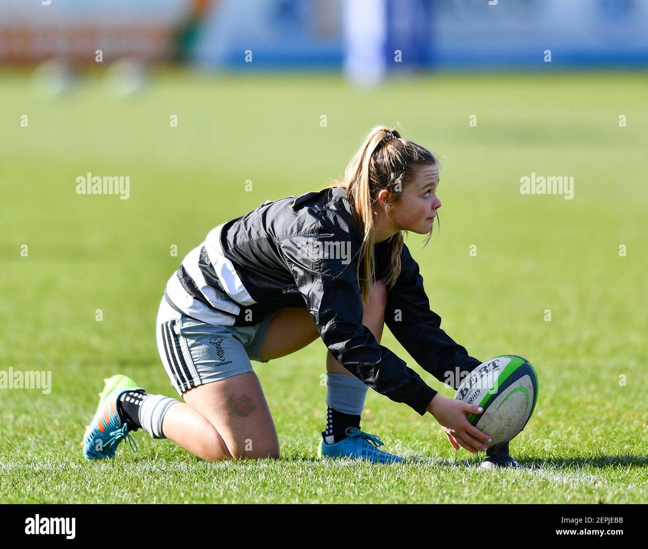 Manchester, Regno Unito. 27 Feb 2021. Ellie Green (10 Harlequins Women) prima della partita Allianz Premier 15s tra sale Sharks e Harlequins al Corpacq Stadium di Manchester, Inghilterra. Credit: SPP Sport Press Photo. /Alamy Live News Foto Stock