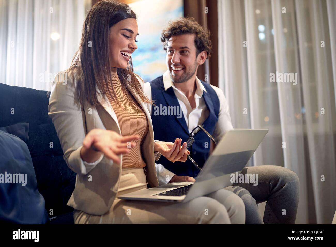 Due colleghi che chiacchierano e socializzavano insieme Foto Stock