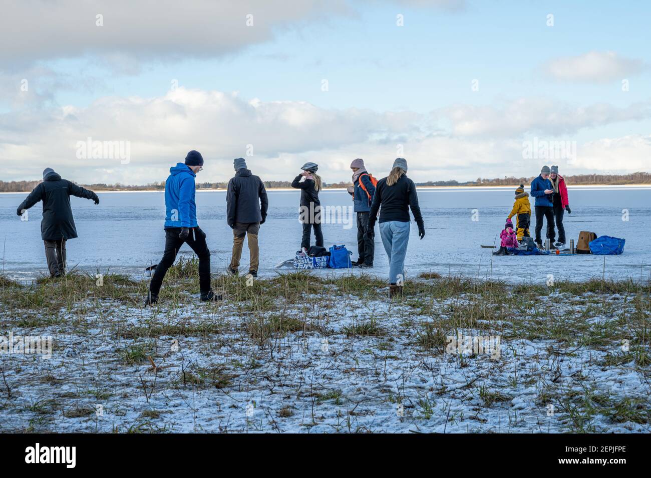 31 gennaio 2021 - Lund, Svezia: Persone che pattinano sul ghiaccio del lago Krankesjon. Quest'inverno è insolitamente freddo, molti cogliano l'opportunità di praticare attività all'aperto durante la pandemia del coronavirus Foto Stock