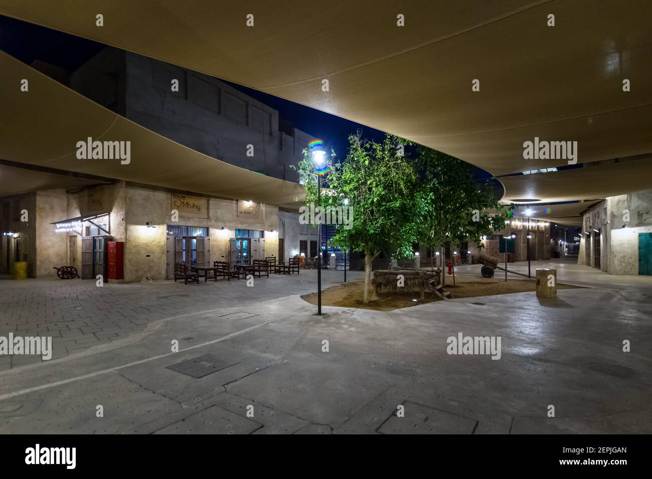 Il tradizionale bazar in stile arabo al Dubai Old Souq, DUBAI Emirati Arabi Uniti. 25-Febbraio-2020. Foto Stock