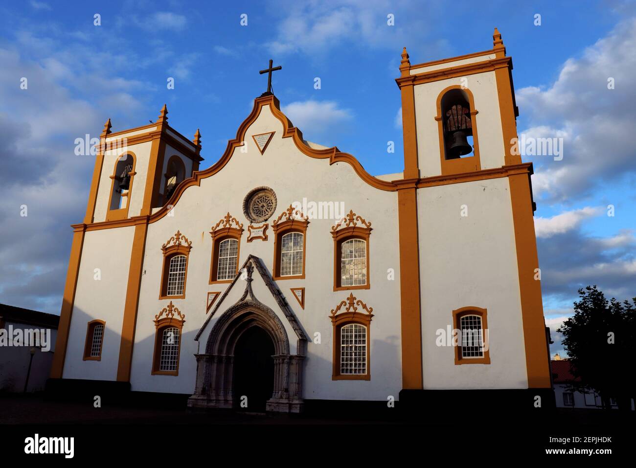 Chiesa di Santa Cruz, fondata nel 1456 - Praia da Vitória città, isola di Terceira Foto Stock