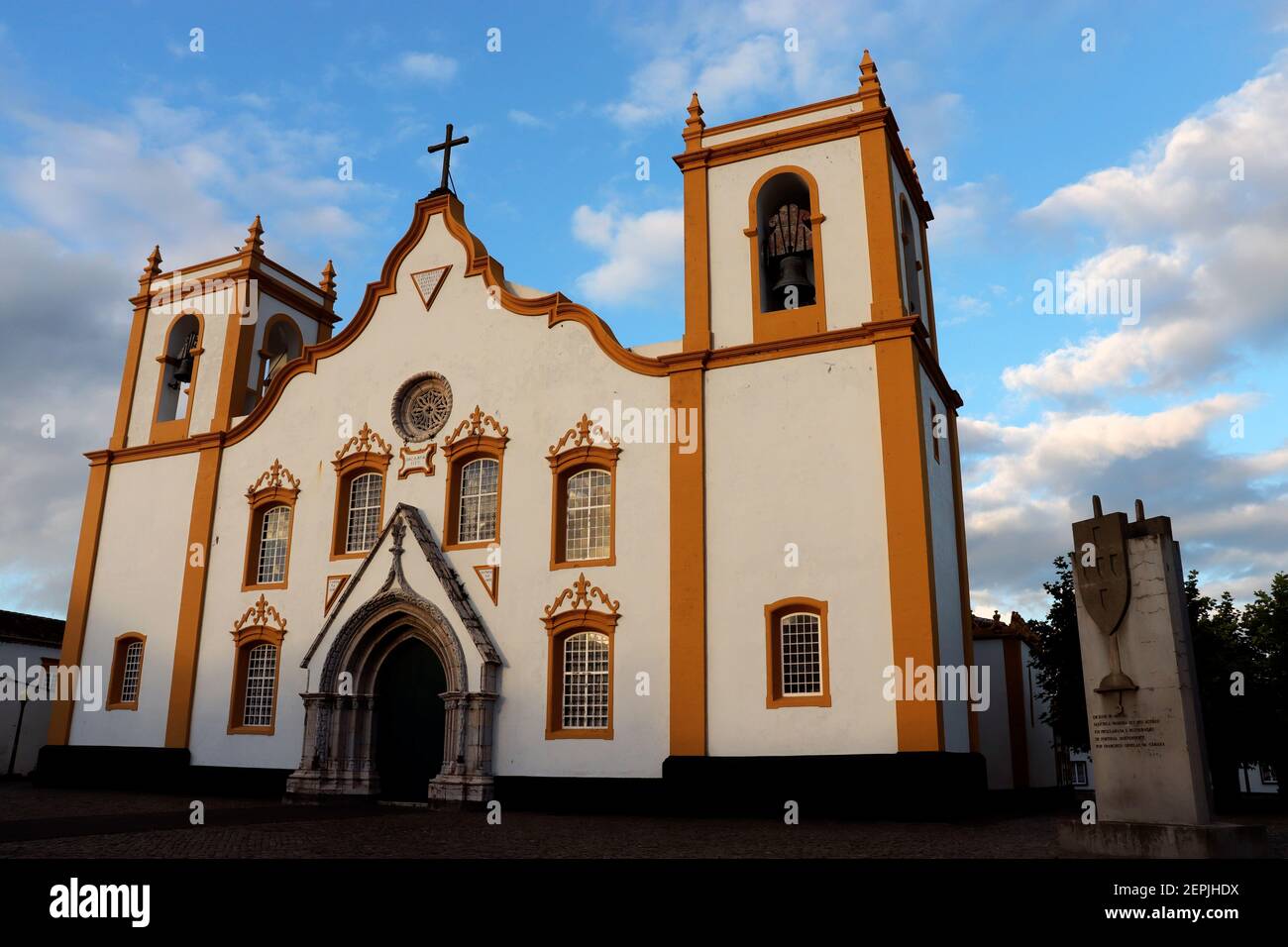 Chiesa di Santa Cruz, fondata nel 1456 - Praia da Vitória città, isola di Terceira Foto Stock