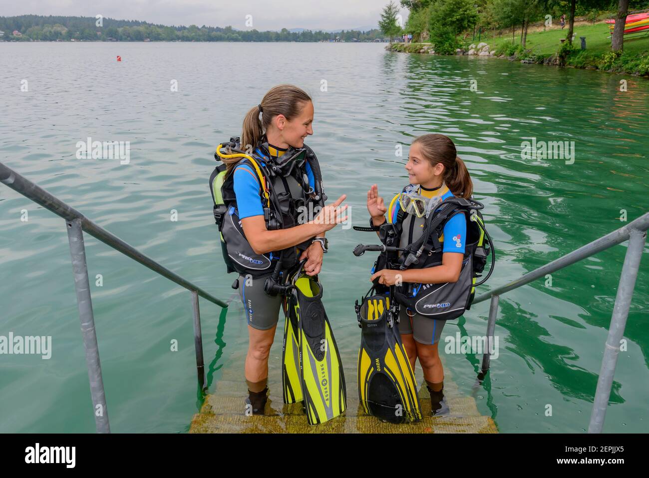 , due subacquei, madre e figlia, St. Kanzian am Klopeiner See, Lago Klopein, Austria Foto Stock