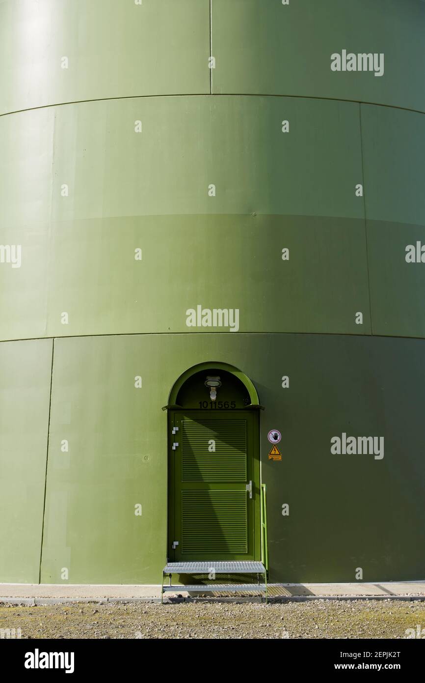 In einem Waldgebiet, Deutschland.Zu sehen ist der Sockel der Windkraftanlage mit dem Eingang nach innen. Der untere Teil Foto Stock