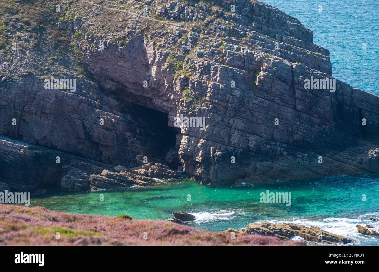 Cotes-d-Armor, Francia - 25 agosto 2019: Costa rocciosa di Cap Frehel è una penisola in Bretagna nella Francia nordoccidentale Foto Stock