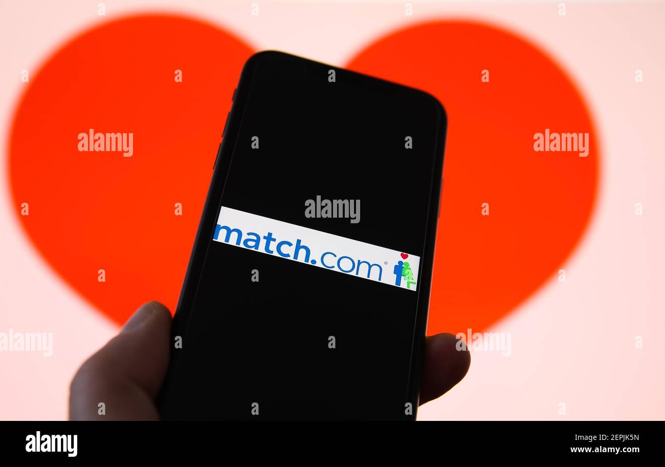 Viersen, Germania - 9 febbraio. 2021: Closeup dello schermo del telefono mobile con la scritta del logo di online dating agenzia app match.com, cuore sfocato backgroun Foto Stock