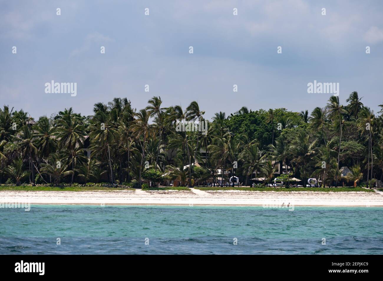 Vista della costa di Diani con hotel tra palme sulla spiaggia e l'oceano Indiano, Diani, Kenya Foto Stock