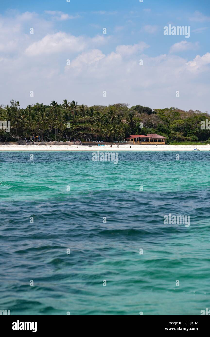 Vista della costa di Diani con hotel tra palme sulla spiaggia e l'oceano Indiano, Diani, Kenya Foto Stock