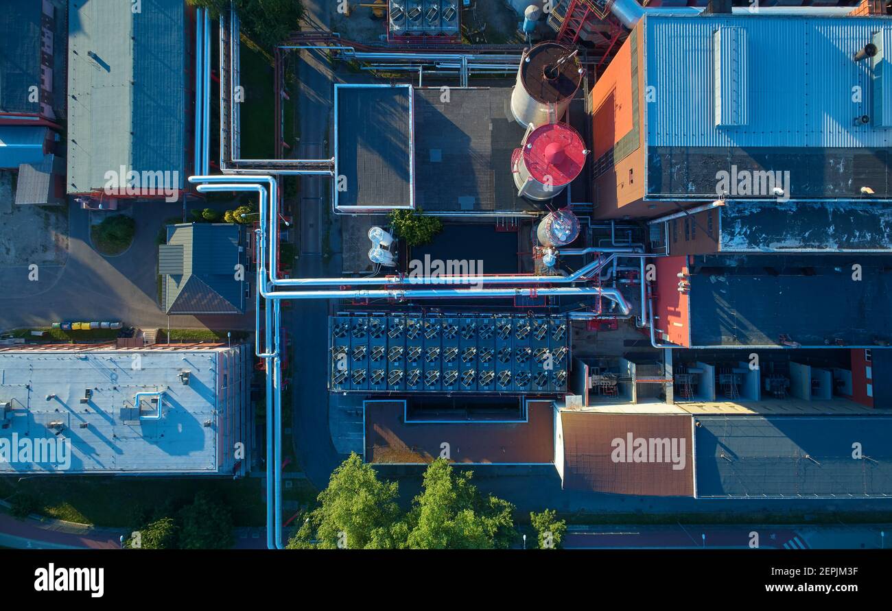 Vista aerea dell'impianto di riscaldamento e delle sue attrezzature, tubazioni e refrigeratori. Vista verticale. Impianto ad alta energia che fornisce calore alla grande città. Foto Stock