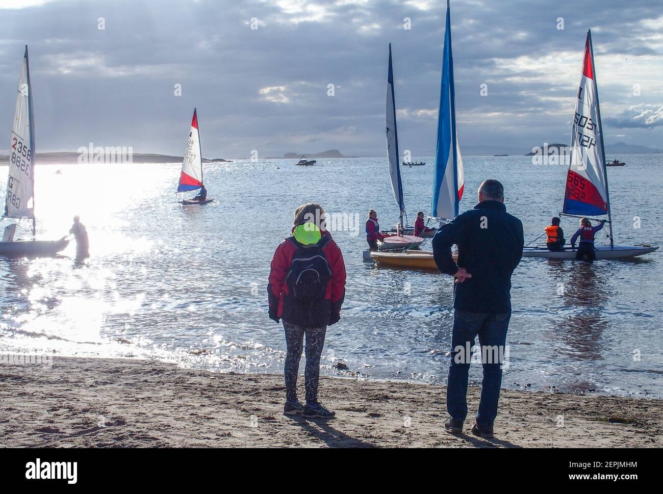 Lancio dinghies vela, West Bay accanto al porto, North Berwick Foto Stock