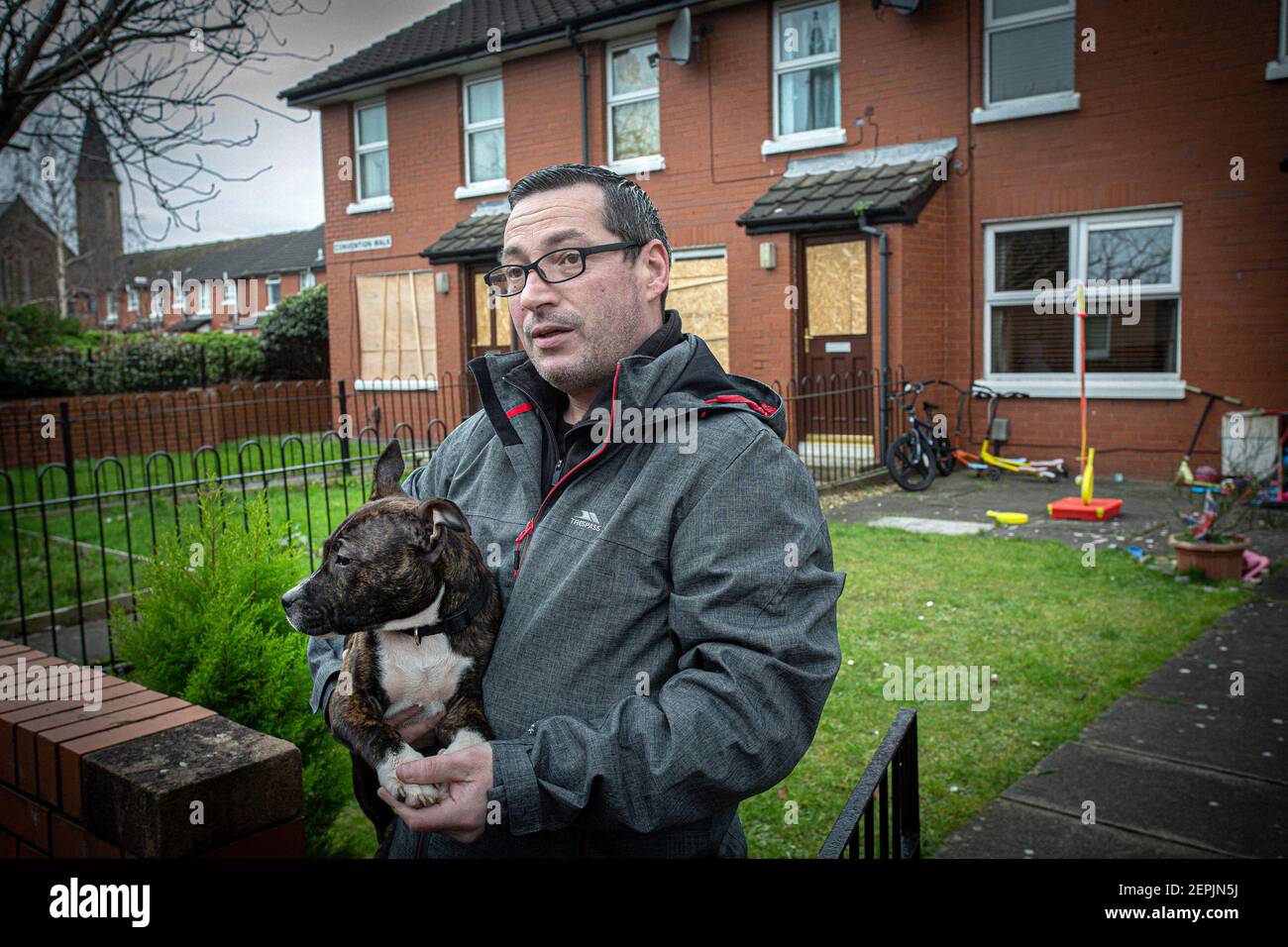 EAST BELFAST, IRLANDA DEL NORD - Febbraio 24: L'uomo parla di danni criminali causati alla casa dei suoi vicini . Foto Stock