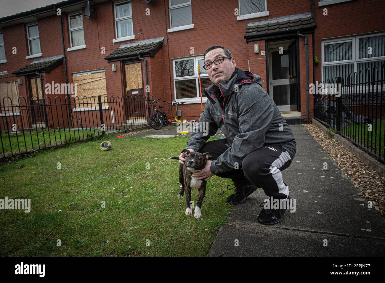 EAST BELFAST, IRLANDA DEL NORD - Febbraio 24: L'uomo parla di danni criminali causati alla casa dei suoi vicini . Foto Stock