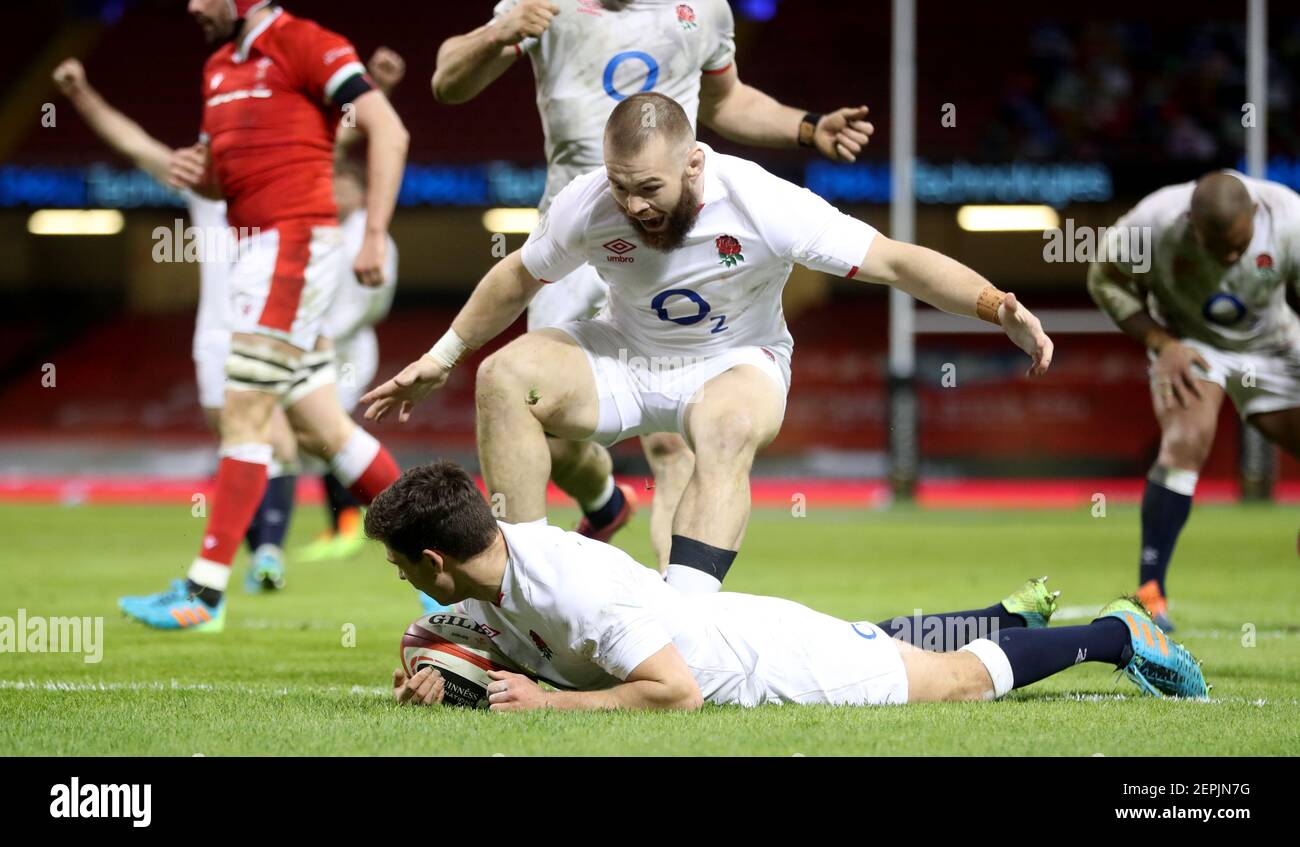 L'inglese Luke Cowan-Dickie festeggia con ben Youngs dopo che Youngs ha ottenuto il secondo tentativo durante la partita Guinness Six Nations al Principato di Cardiff. Data immagine: Sabato 27 febbraio 2021. Vedi la storia della PA RUGBYU Wales. Il credito fotografico dovrebbe essere: David Davies/PA Wire. RESTRIZIONI: L'uso è soggetto a limitazioni. Solo per uso editoriale, nessun uso commerciale senza previo consenso del titolare dei diritti. Foto Stock