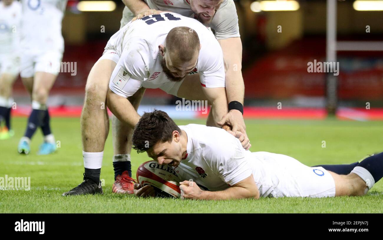 Il ben Youngs dell'Inghilterra festeggia con Luke Cowan-Dickie dopo aver segnato la sua seconda prova al fianco durante la partita Guinness Six Nations al Principato di Cardiff. Data immagine: Sabato 27 febbraio 2021. Vedi la storia della PA RUGBYU Wales. Il credito fotografico dovrebbe essere: David Davies/PA Wire. RESTRIZIONI: L'uso è soggetto a limitazioni. Solo per uso editoriale, nessun uso commerciale senza previo consenso del titolare dei diritti. Foto Stock