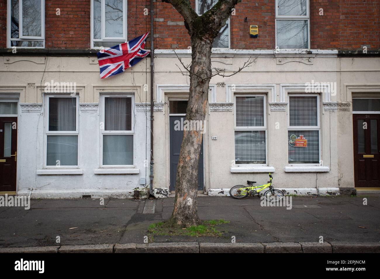 BELFAST, IRLANDA DEL NORD - Febbraio, 24: Bandiera Union Jack fuori casa vicino Freedom Corner', Newtownards Road, Belfast. Foto Stock