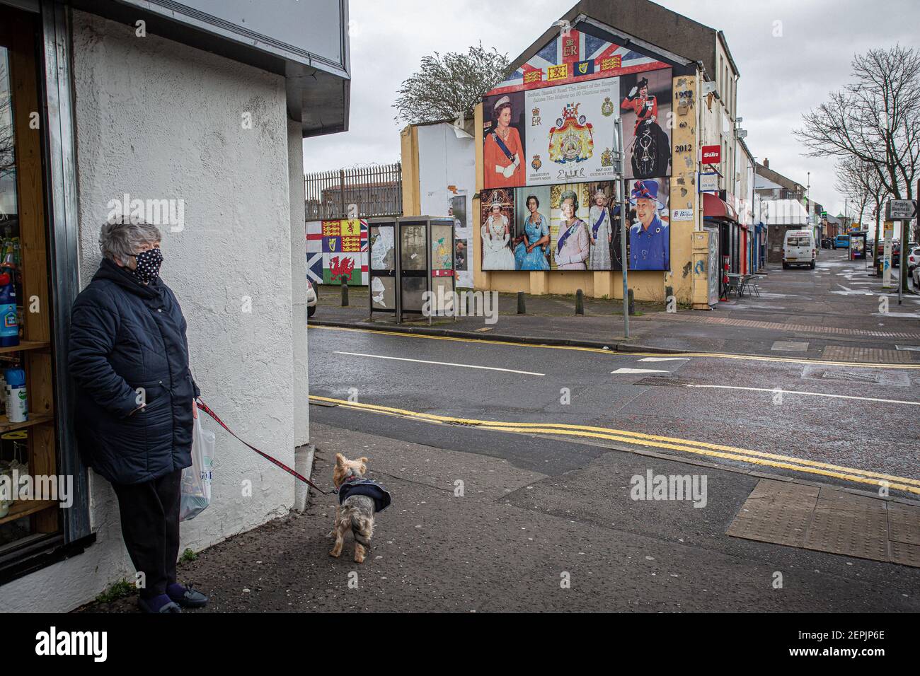 WEST BELFAST, IRLANDA DEL NORD - Murale Regina Foto Stock