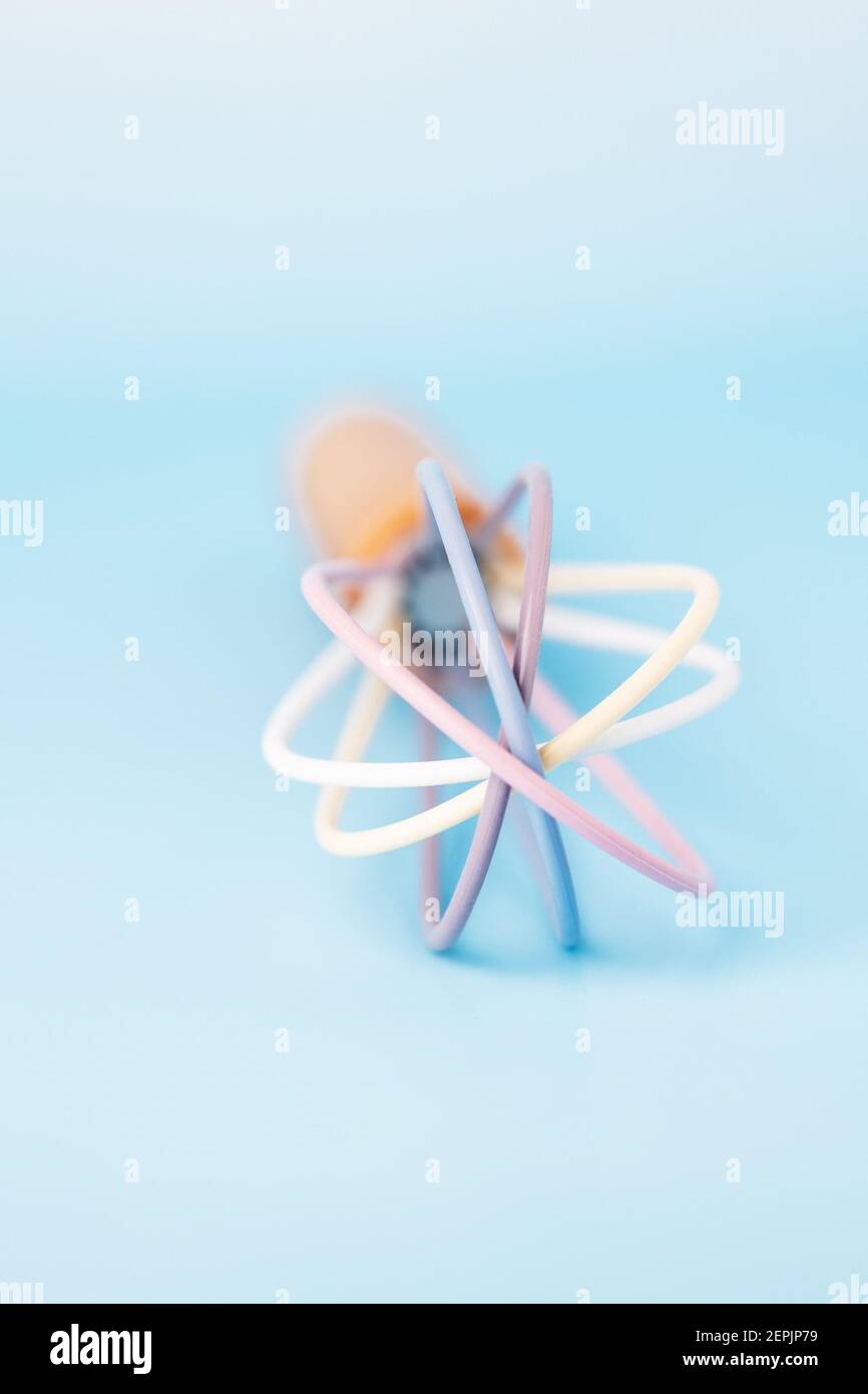 Frusta in plastica colorata per montare su uno sfondo blu, spazio di copia Foto Stock
