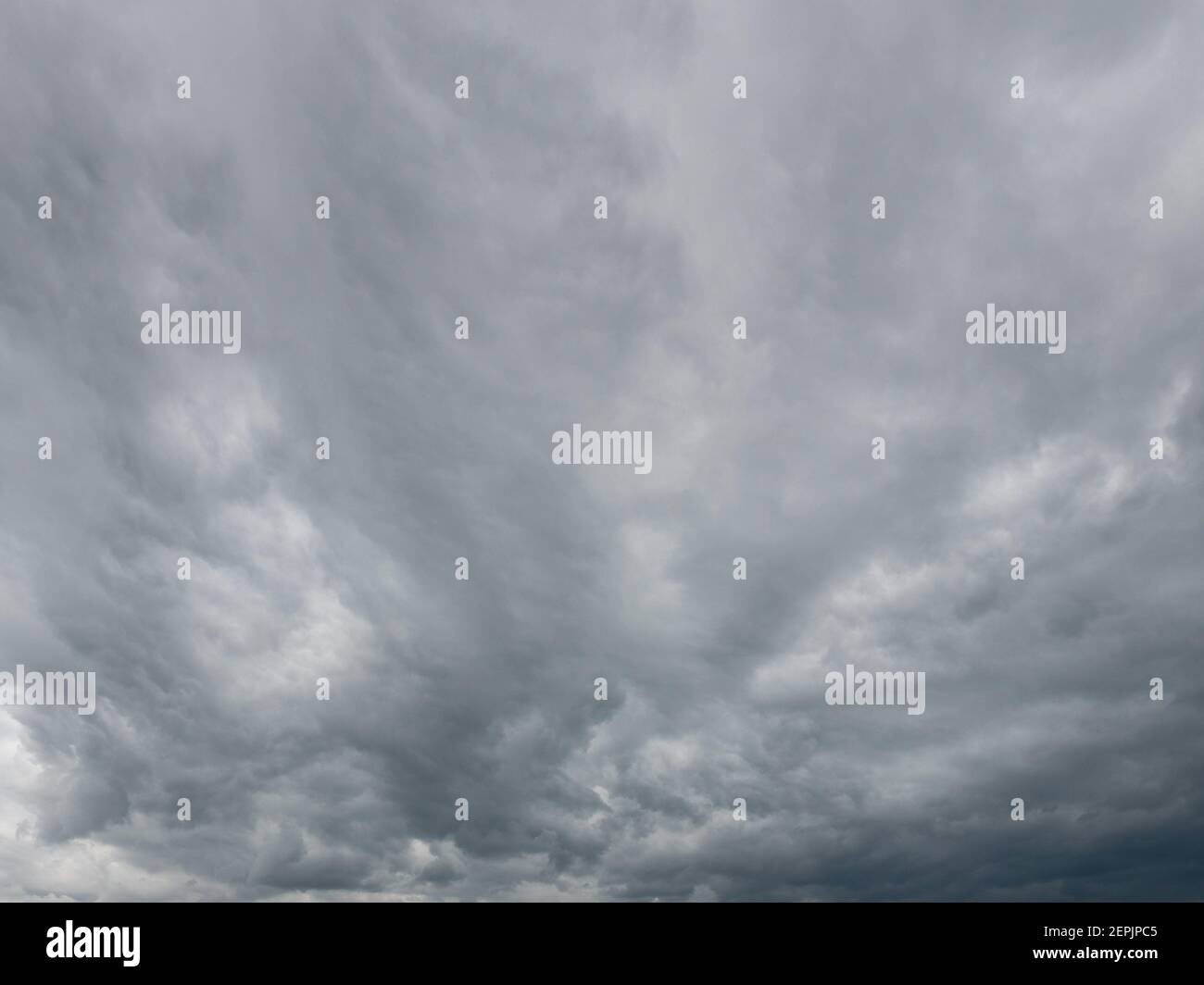 scenografico e contrastante sfondo cielo nuvoloso, perfetto per il cielo sostituzione Foto Stock