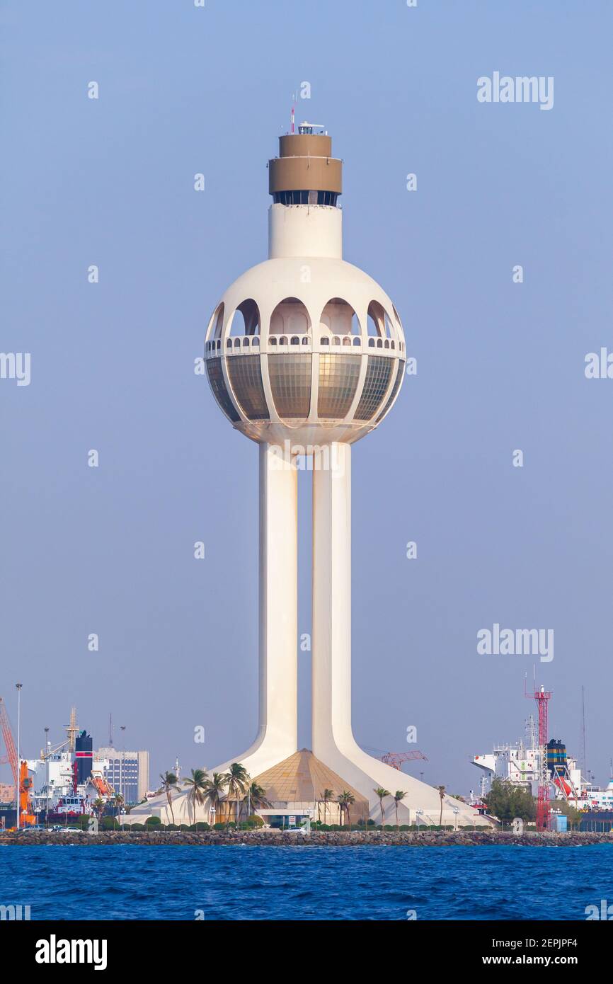 Faro e torre di controllo del traffico come simbolo del porto di Jeddah, Arabia Saudita. Foto verticale Foto Stock