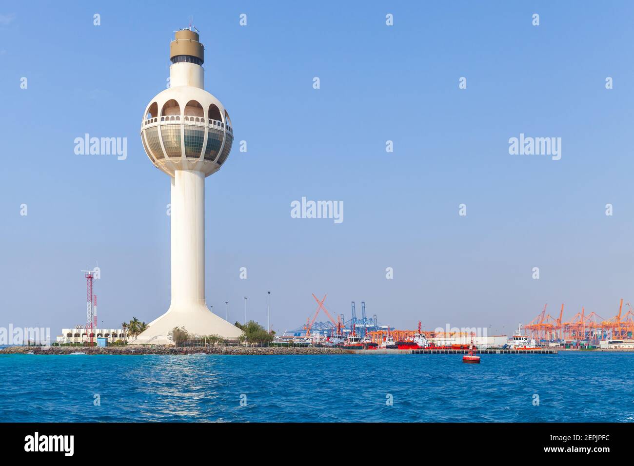 Faro bianco e torre di controllo del traffico come simbolo del porto di Jeddah, Arabia Saudita Foto Stock