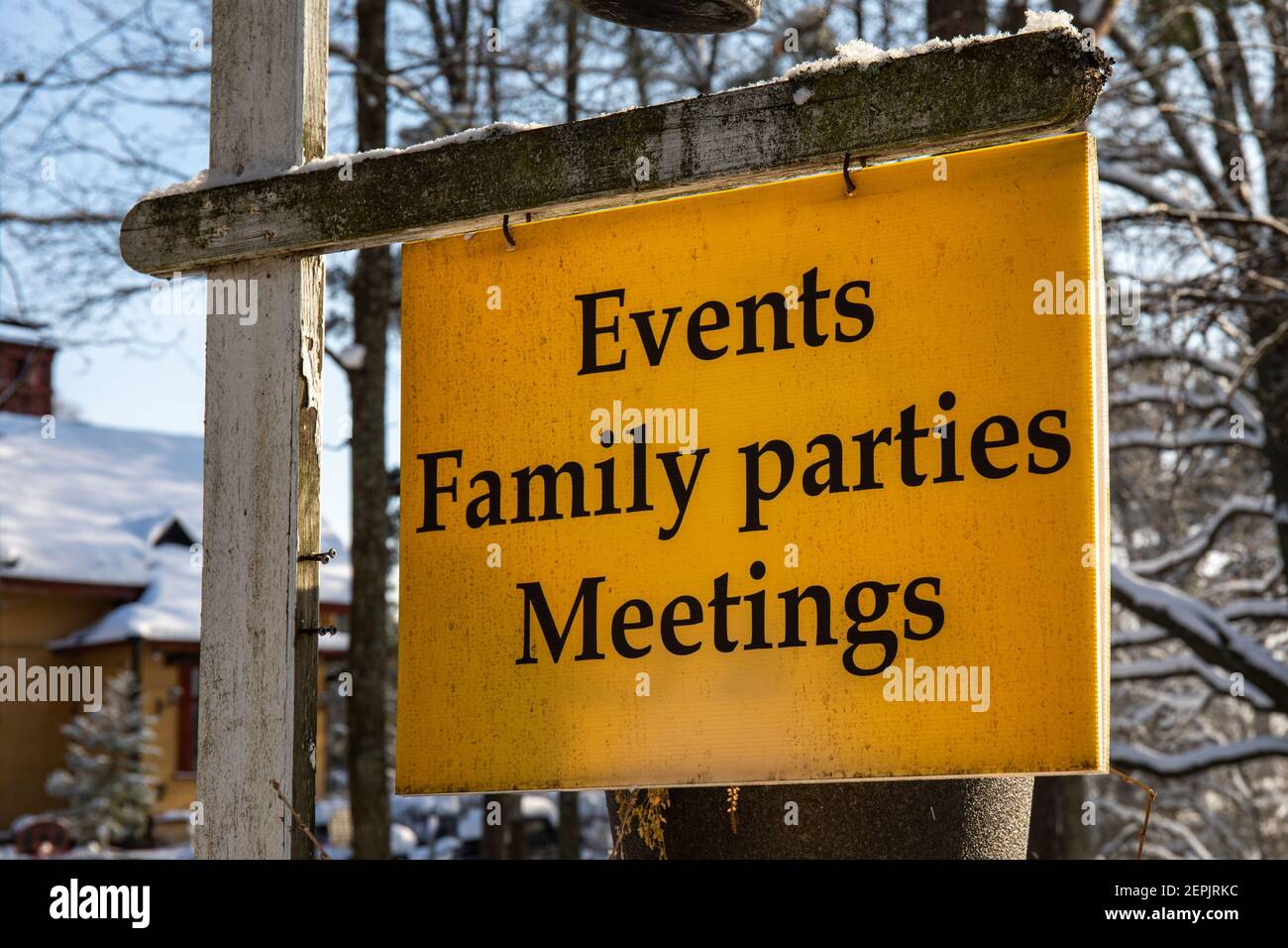 Eventi feste di famiglia riunioni. Cartello giallo a Tammiemi, Helsinki, Finlandia. Foto Stock